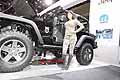 Stand Mopar fuoristrada Jeep e hostess con abbigliamento militare al Detroit Auto Show 2011